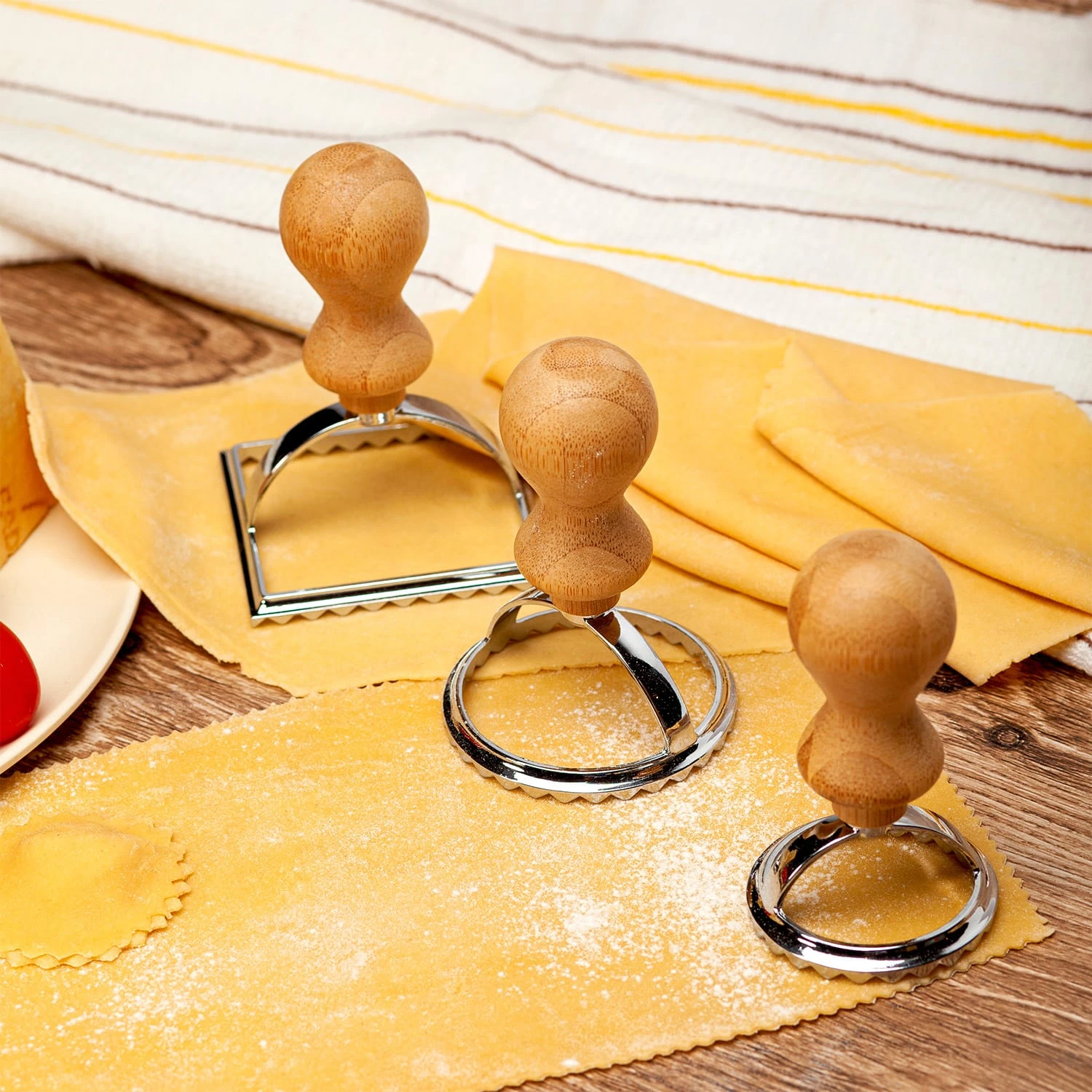 Ravioli Ausstecher 3er Set 3 Größen Rund & Eckig Metall Bambus 4 Ravioli Ausstecher 3er Set 3 Größen Rund & Eckig Metall Bambus – Bild 2