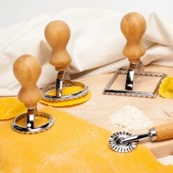 Ravioli Ausstecher 3er Set 3 Größen Rund & Eckig Metall Bambus 12 Ravioli Ausstecher 3er Set 3 Größen Rund & Eckig Metall Bambus -Klarstein 10038035 yy 0004 logo